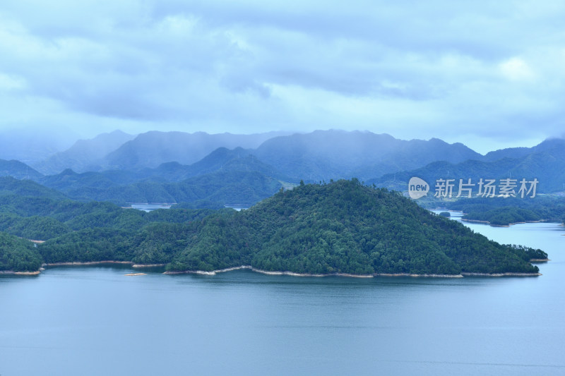 天屿山顶俯视千岛湖大桥，千岛湖自然风光