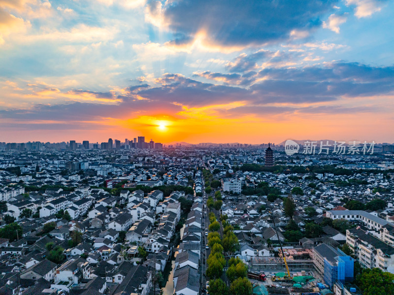 航拍夕阳下苏州古城区北寺塔高新区同框