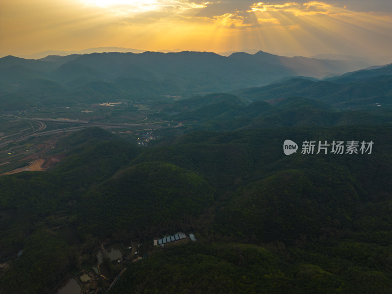 夕阳下的群山鸟瞰图