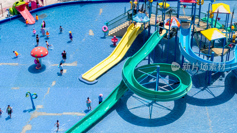 夏天水上世界蓝色水域里游玩的孩子
