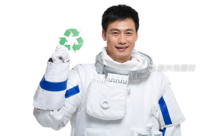棚拍中年男宇航员拿着环保标识