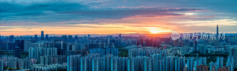 朝霞中的成都城市住房