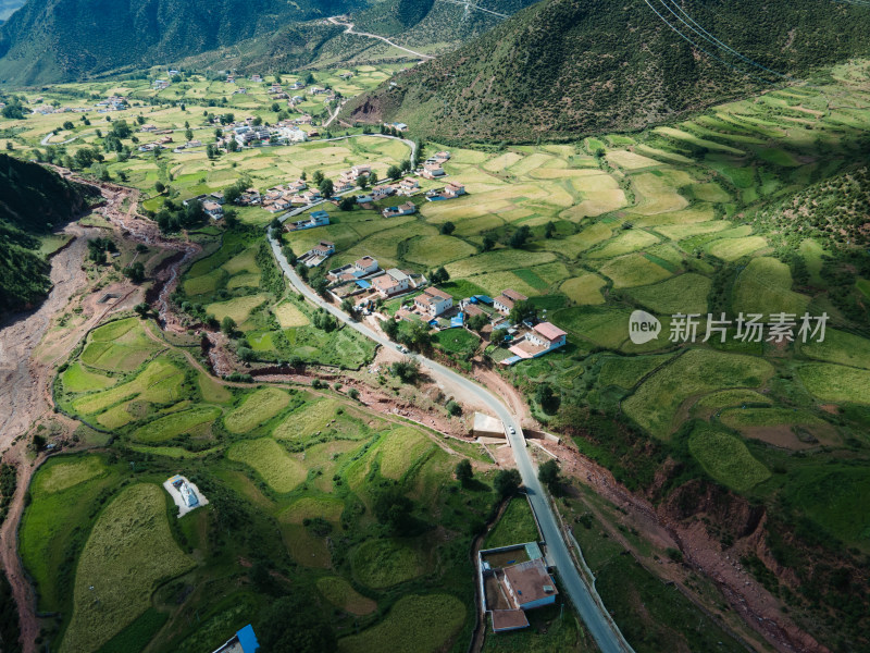 航拍西藏芒康拉乌山下的卡均村