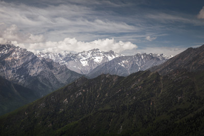 雪山下的茂密山林自然风景