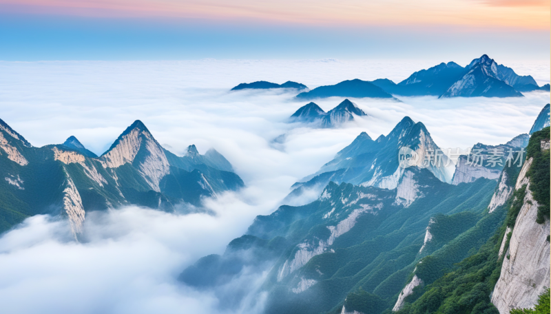 云雾缭绕的壮丽华山山景