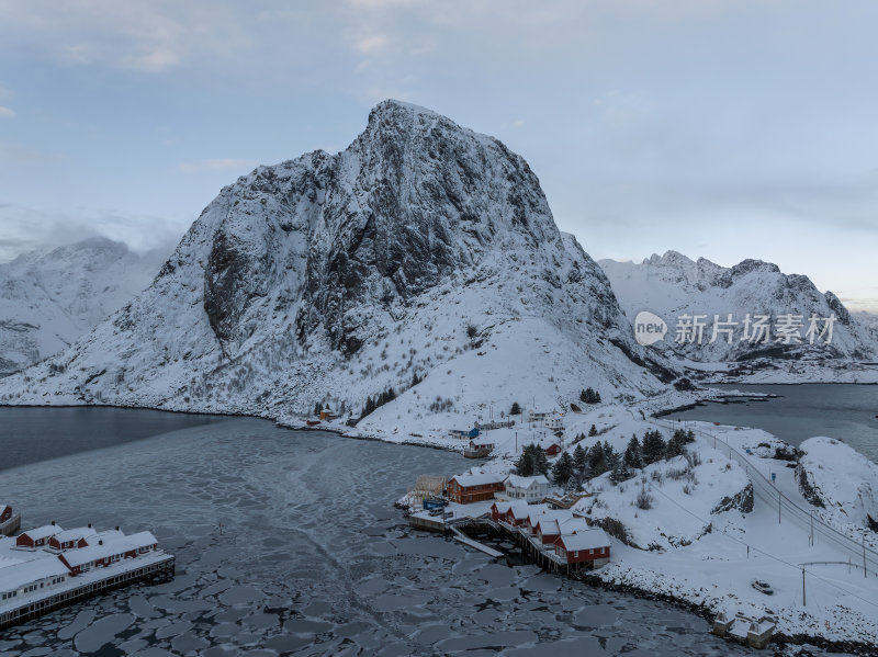 挪威罗弗敦群岛北极圈雷纳冬季雪景高空航拍