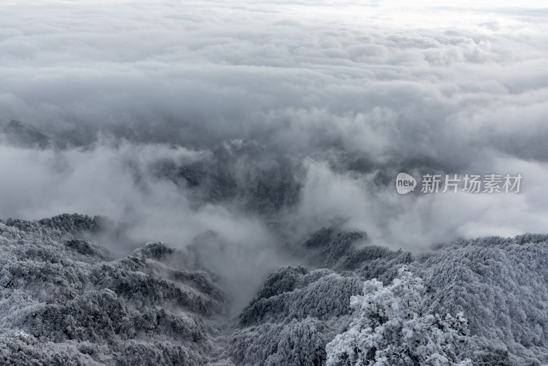 寒冷冬天大山雪后云海阳光航拍