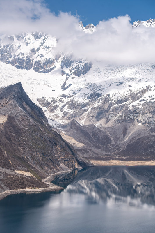 西藏山南洛扎秘境库拉岗日雪山湖泊壮丽景色