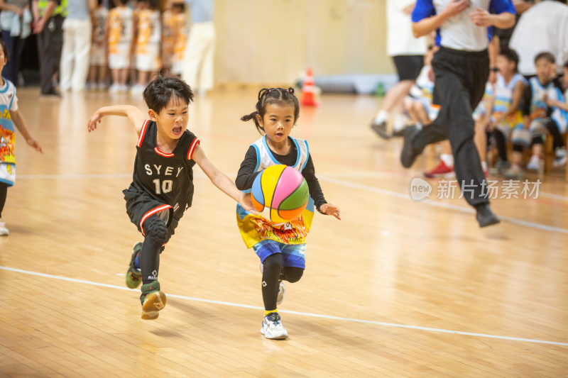 幼儿体育大会中的篮球对战