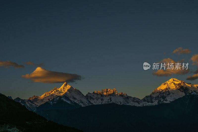 梅里雪山与彩云的壮美景观