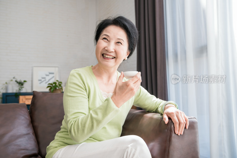 一个老年女人在喝茶