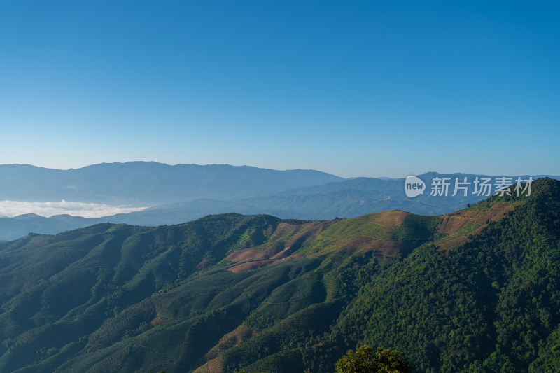 山之间的云海