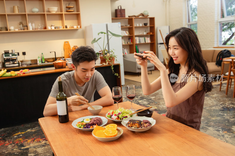 年轻夫妇在家用餐