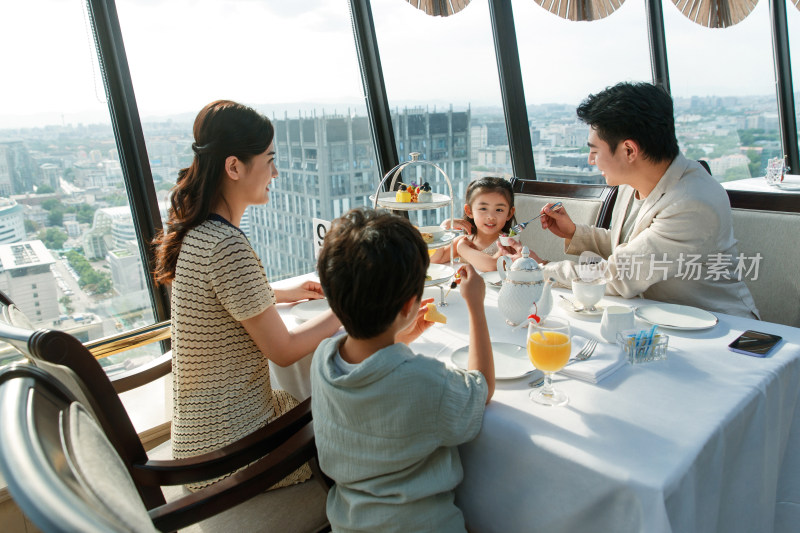 一家四口在餐厅用餐