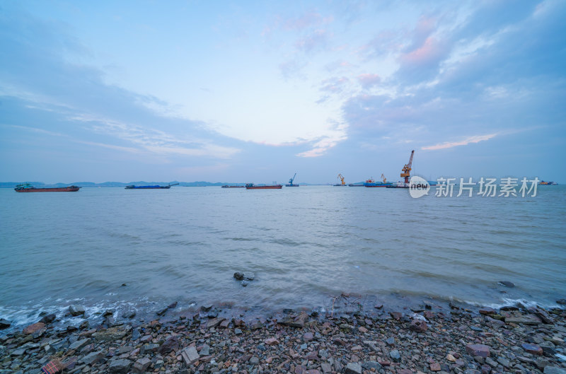 广州南沙海港码头货轮与海景海岛风光