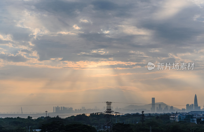 夕阳落日下的深圳湾城市建筑剪影