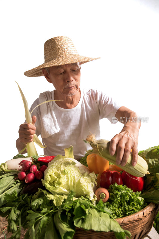 菜农拿着蔬菜