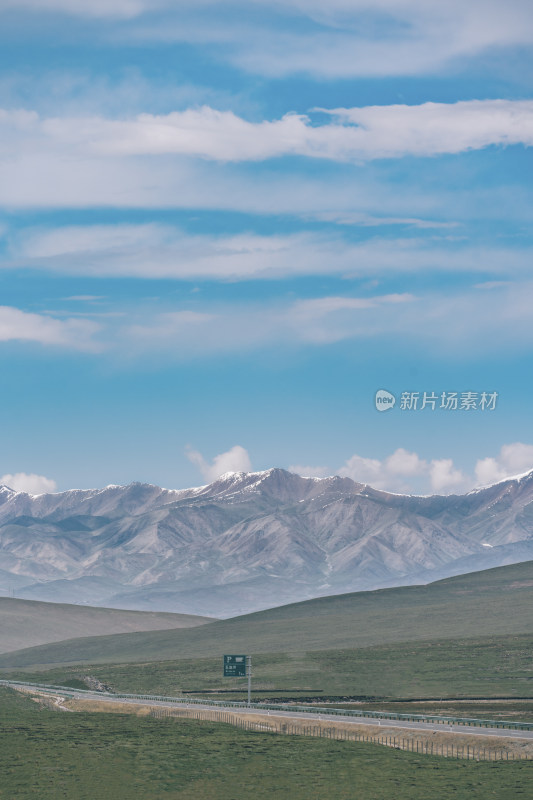 中国青海省-蓝天白云与夏季的阿尼玛卿雪山