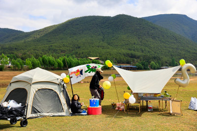 户外草地山林间露营场景