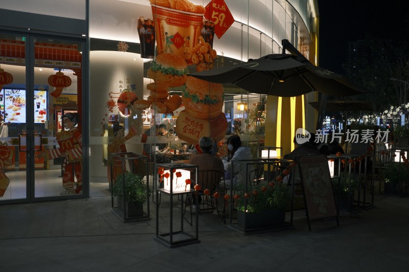 夜晚麦当劳门店外的顾客