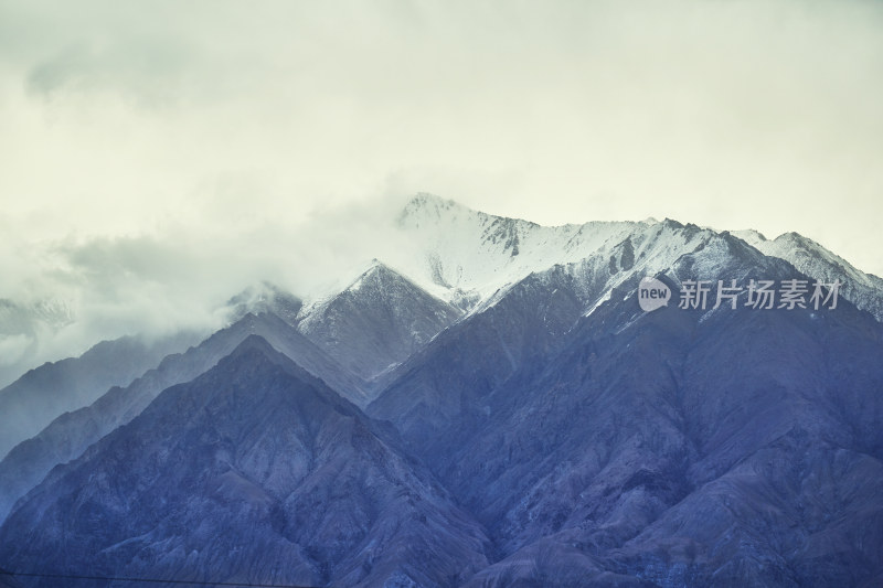 航拍巍峨的雪山