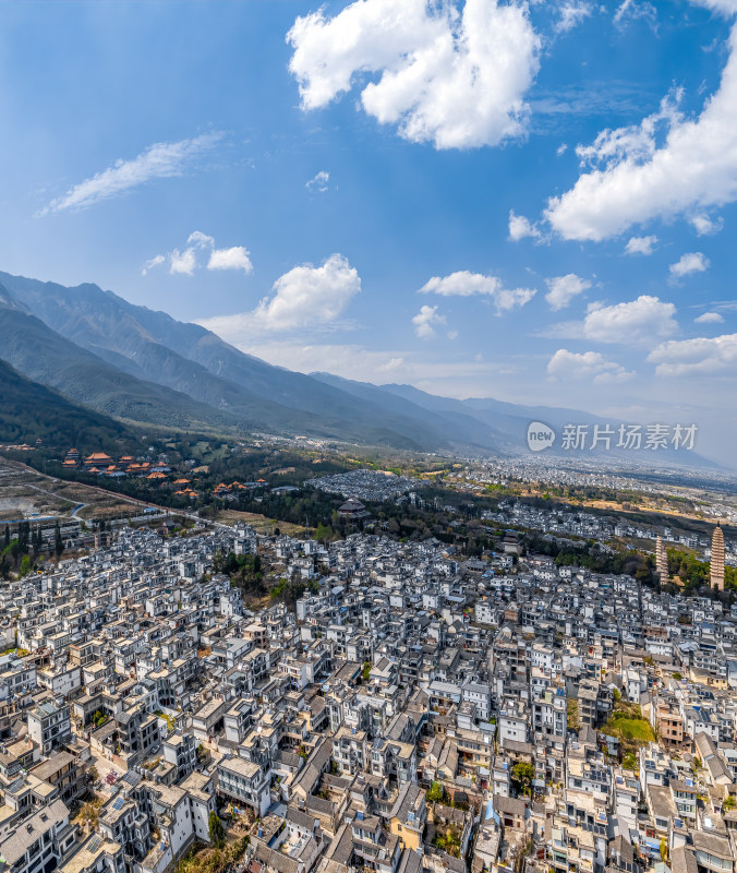 山脚下的城镇全景