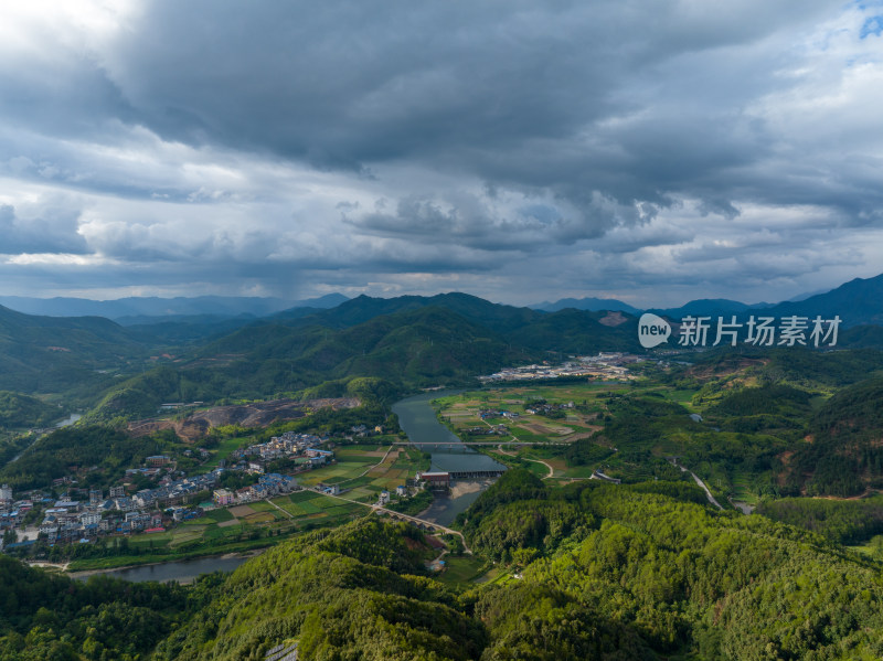 航拍乡村绿色稻田