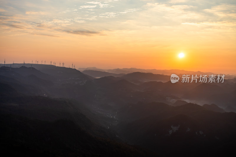 山间日出与风力发电机景观