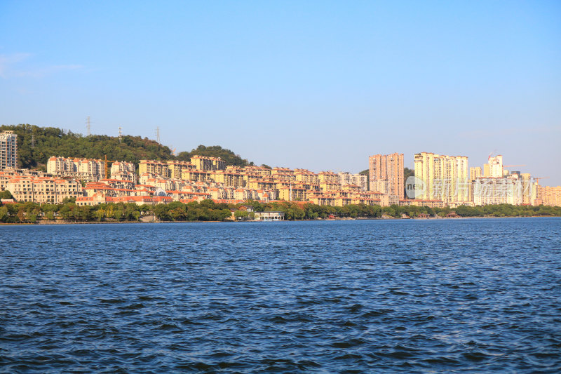 黄石磁湖景区城市风光，眺望城市天际线