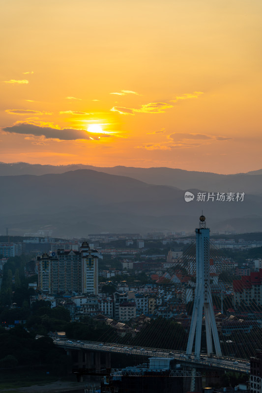 夕阳下西双版纳城市桥梁与建筑景观