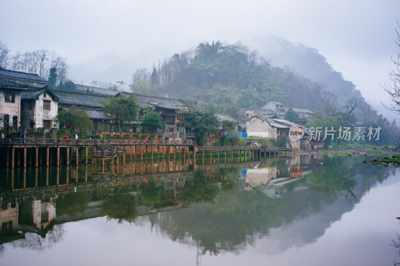 细雨中的四川柳江古镇