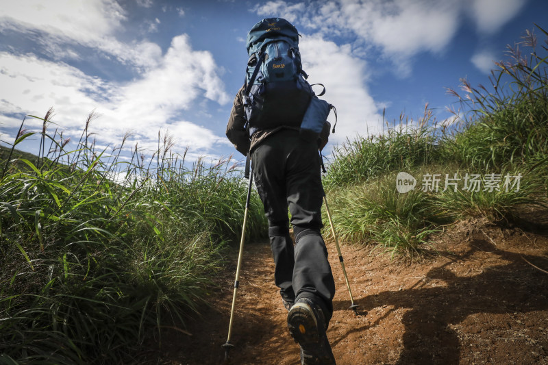 山间草地与层叠山脉风景  武功山 徒步