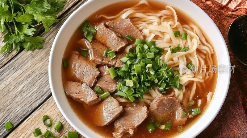 厨房餐桌上一碗香辣牛肉面美食特写