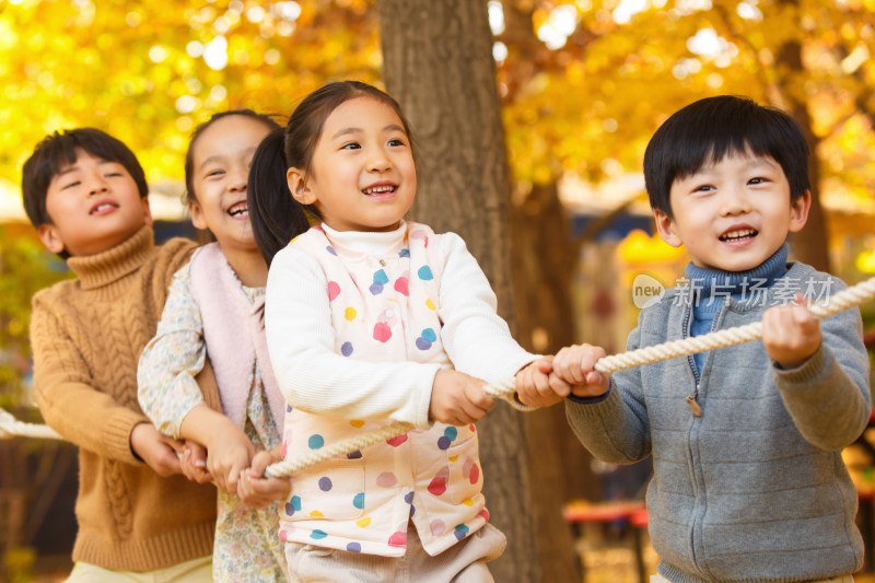 小学生在拔河比赛