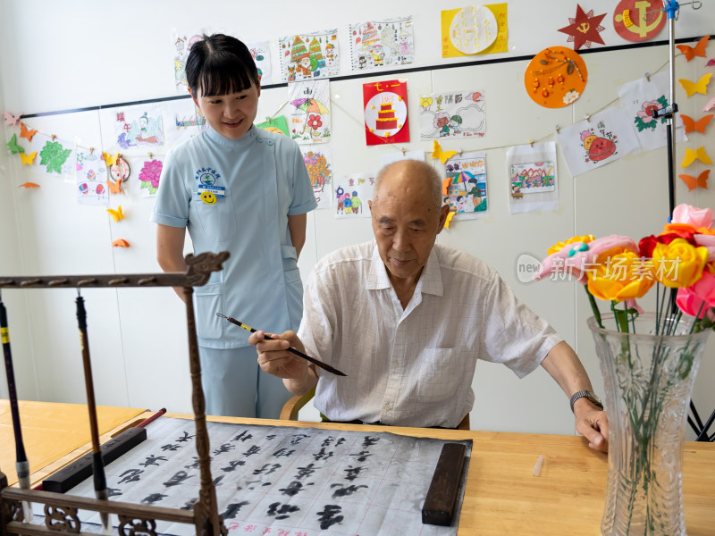 养老机构老人康养医养结合老人晚年幸福生活