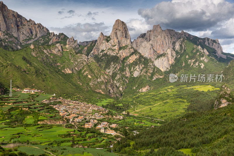 扎尕那蓝天白云山峰