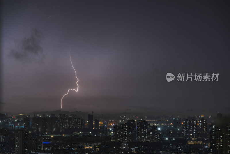 城市夜空闪电划破天际震撼景象