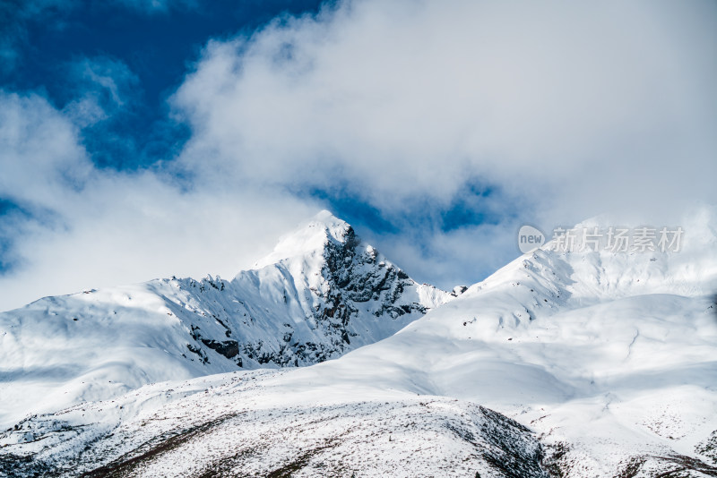 中国西藏高原雪山天空与云海特写