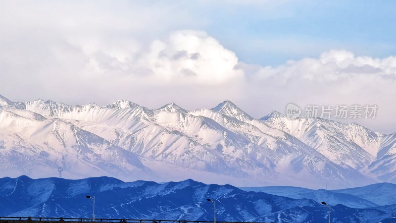 雪山全景图，壮丽山脉尽显自然之美