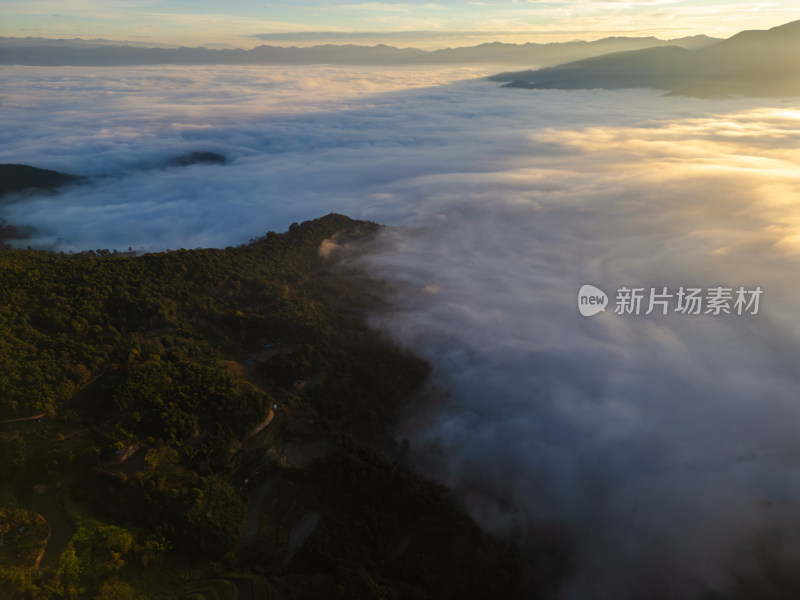 航拍云海之上的壮丽日出景象