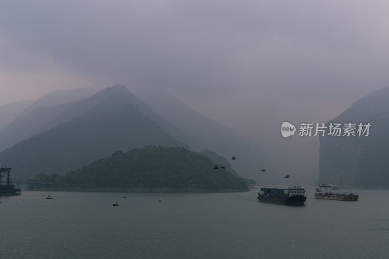 长江三峡重庆奉节瞿塘峡中的集装箱运输船