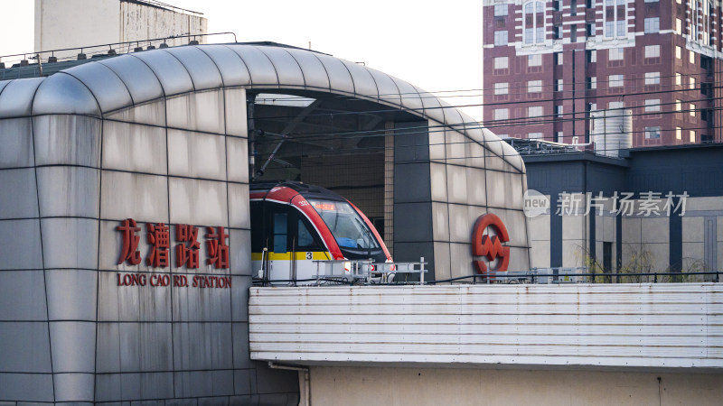 龙漕路站轻轨驶出站台的场景