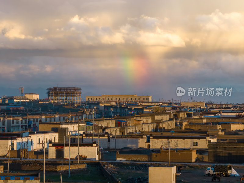 西藏阿里地区帕羊镇高原城市日落彩虹