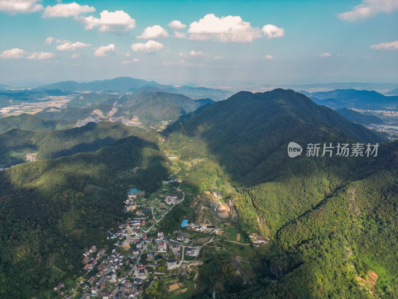 航拍蓝天白云下的青山河流稻田乡村风光