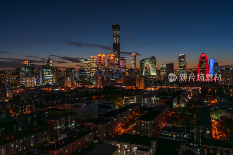 北京暮色下灯火辉煌的北京城市夜景