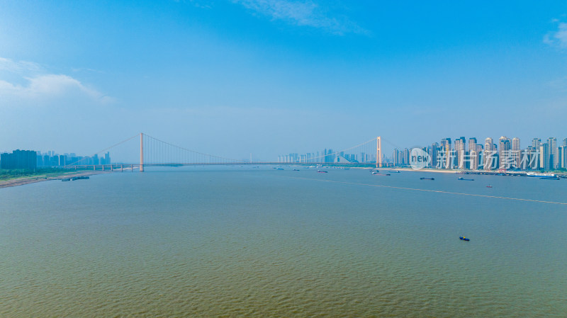 武汉杨泗港长江大桥与露出的江中小路