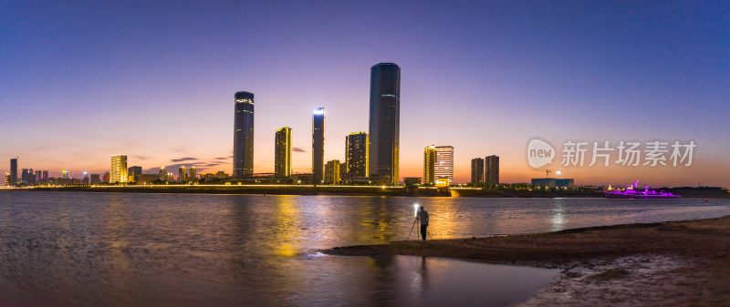 摄影师江畔拍摄城市夜景