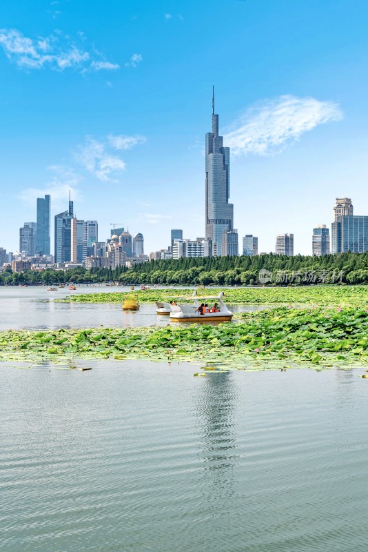 南京玄武湖城市湖泊游船与高楼景观