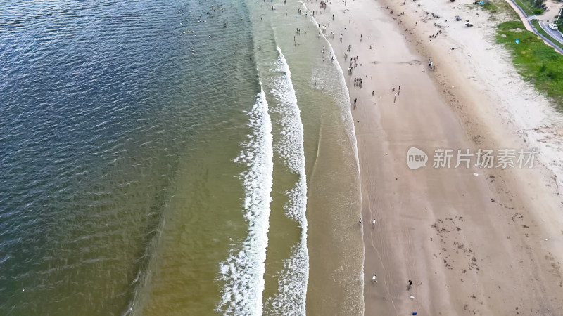 航拍海浪拍打沙滩沙滩游泳游客