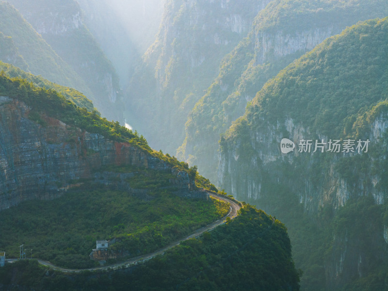 乌蒙山深处盘山公路